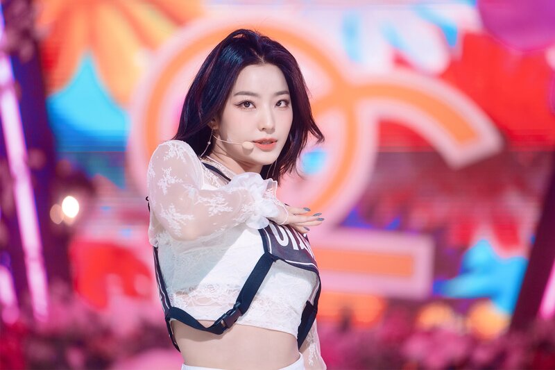 220123 fromis_9 Saerom - 'DM' at Inkigayo documents 8