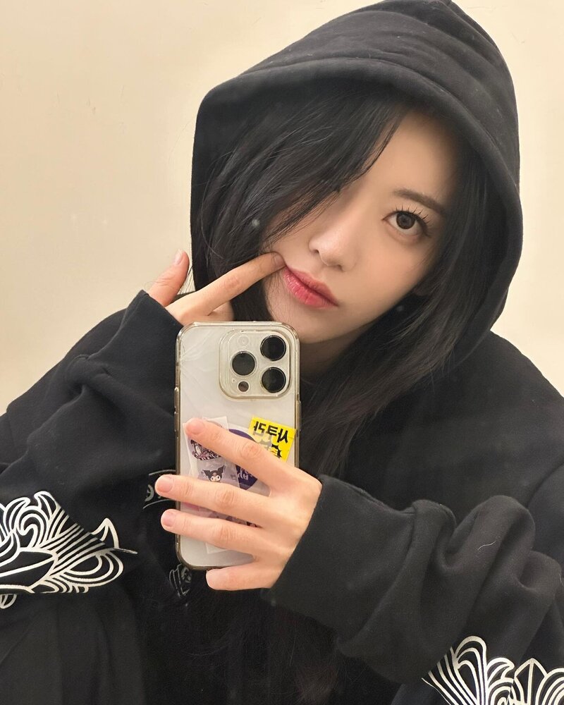 230329 LE SSERAFIM Sakura Instagram Update documents 2