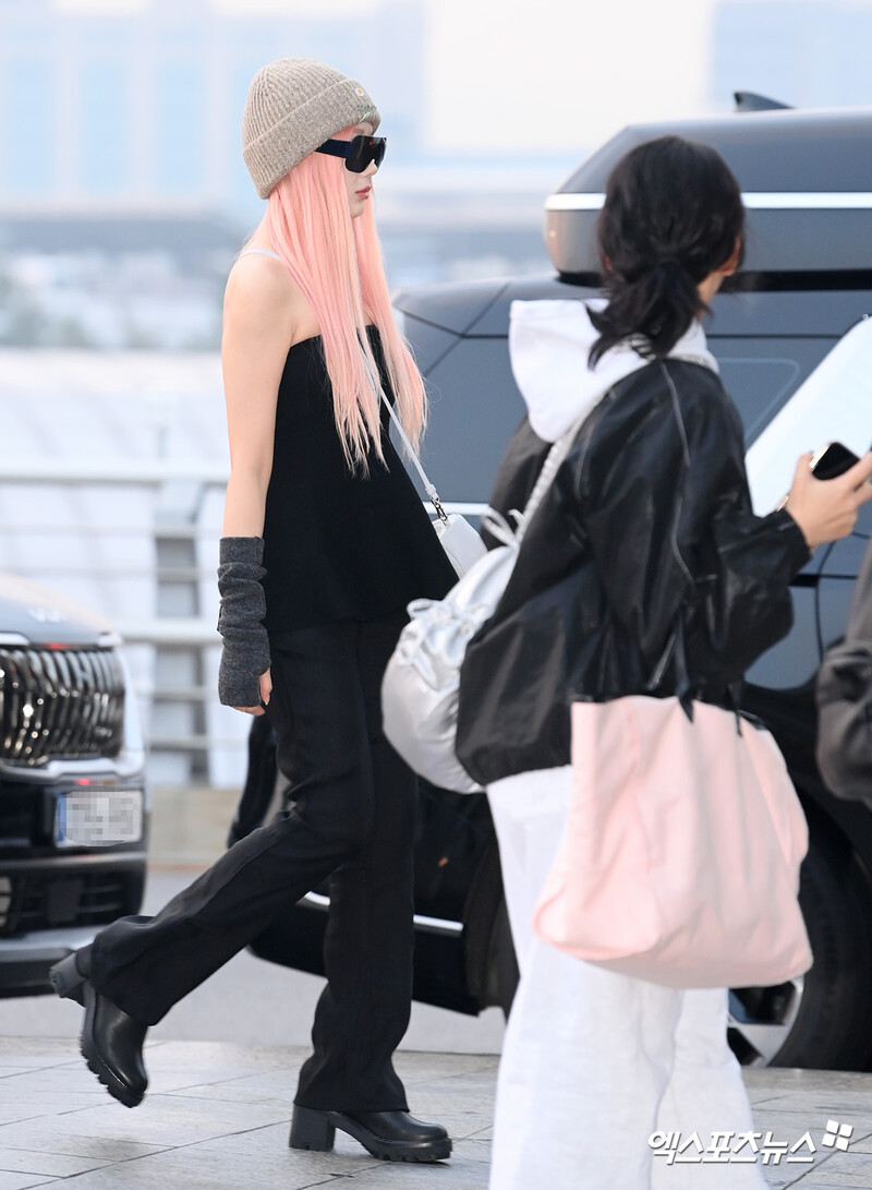 241121 aespa Giselle at Incheon International Airport documents 5