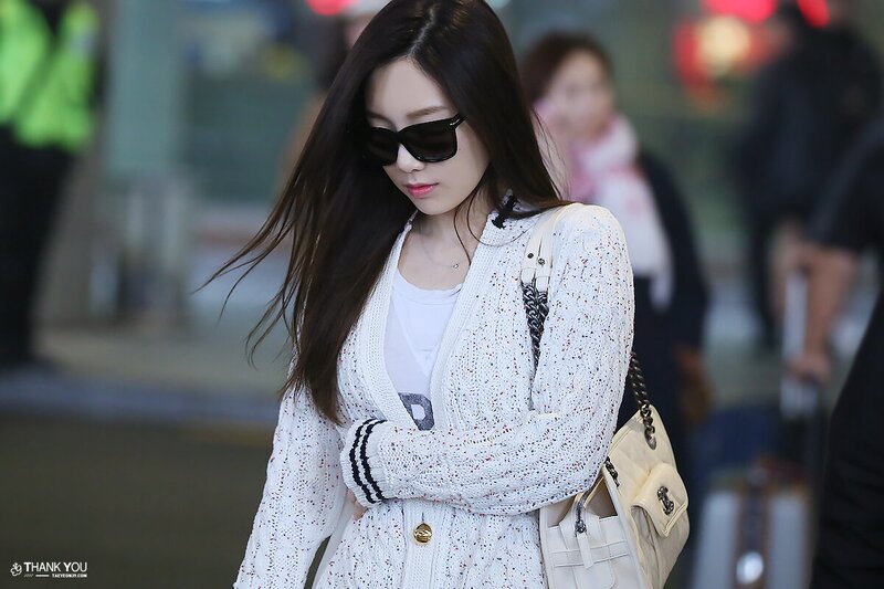 150330 Girls' Generation Taeyeon at Incheon Airport documents 8
