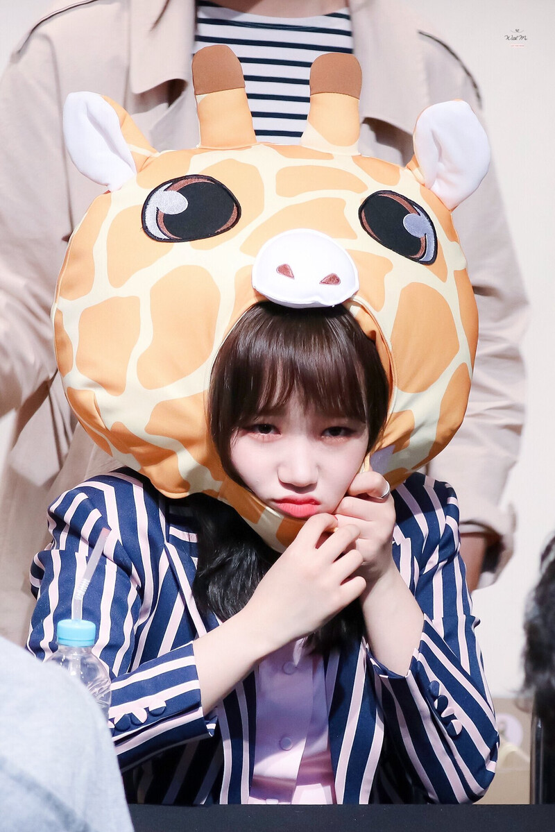 180401 Weki Meki Yoojung at Songpa 'Lucky' Fansign documents 2