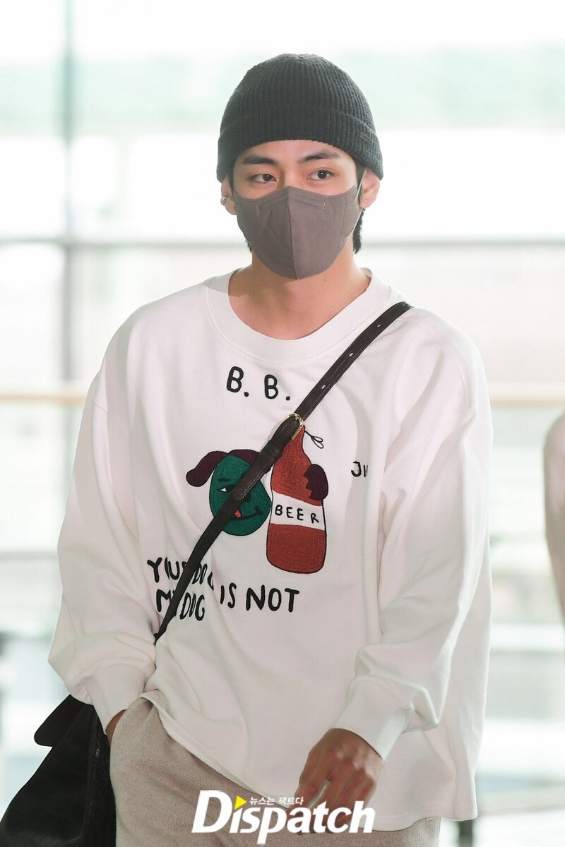 220529 BTS V at Incheon International Airport Departing for the United States to Attend the White House Invitation documents 1