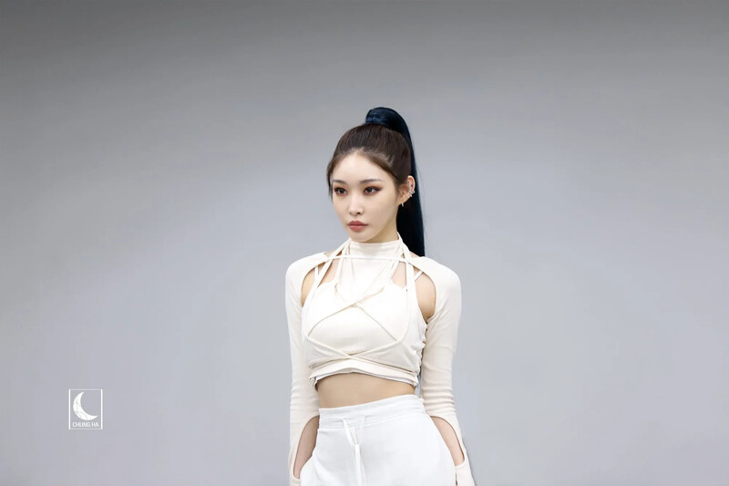 CHUNGHA_MNHent EXZKz8jUwAEvs-V  20200507.jpg