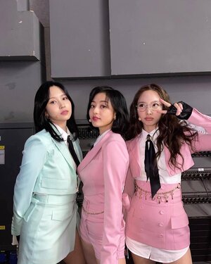 211201 TWICE Instagram Update - Jihyo, Nayeon & Mina