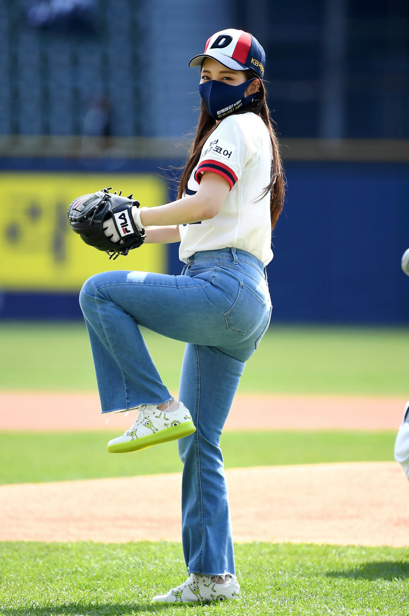 210404 Brave Girls Yujeong - First pitch for Doosan Bears documents 9