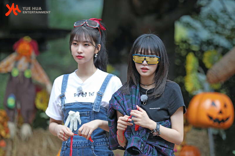 211028 Yuehua Naver Post - Yena & Sihyeon - Animal Detective Behind documents 2