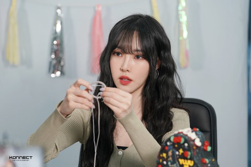 220511 Konnect Entertainment - Yuju at 100th Day Celebration Behind the Scenes documents 6