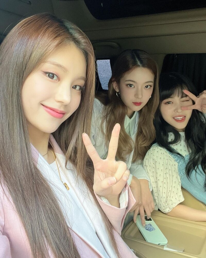 220520 ITZY Instagram Update - Yeji, Lia, and Ryujin documents 4