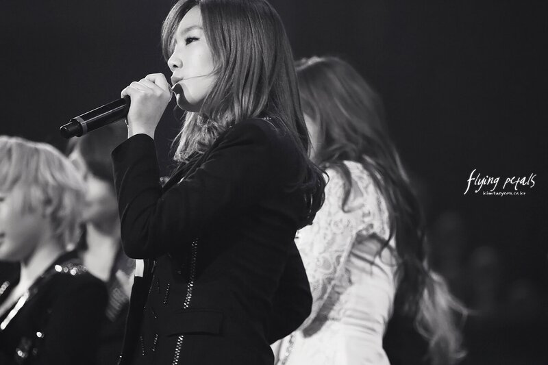 121021 Girls' Generation Taeyeon at GS& Concert documents 5