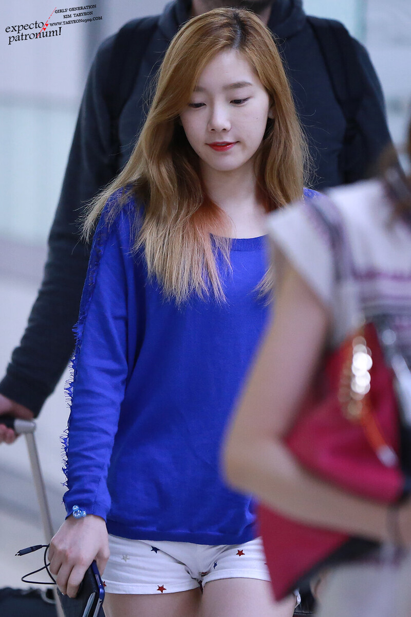 130629 Girls' Generation Taeyeon at Gimpo Airport documents 2