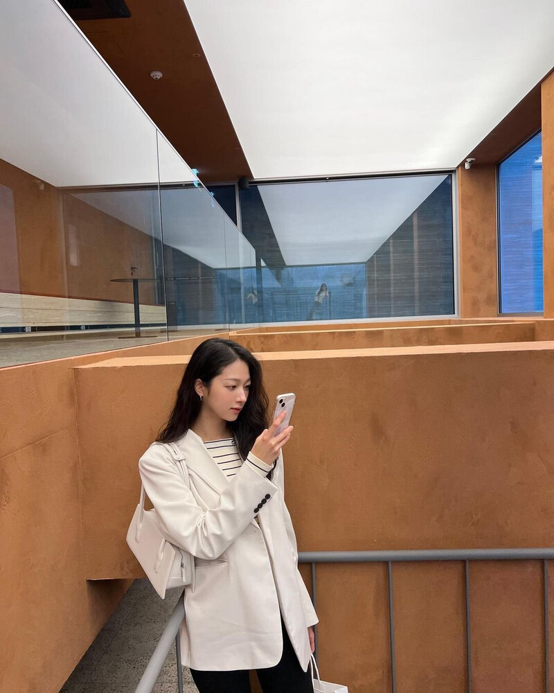 220510 Minha Instagram Update with Moon Hyuna documents 2