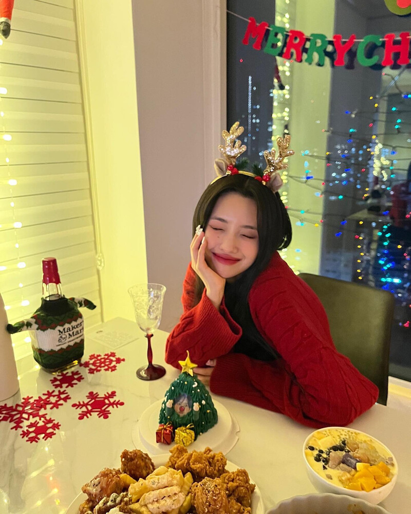 231227 - SOYEON Instagram Update documents 2