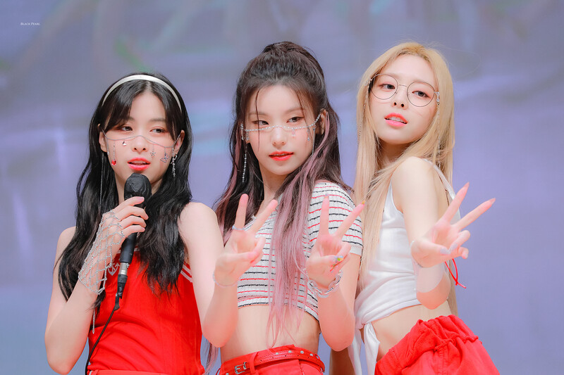 220728 ITZY Ryujin, Yeji & Yuna documents 4