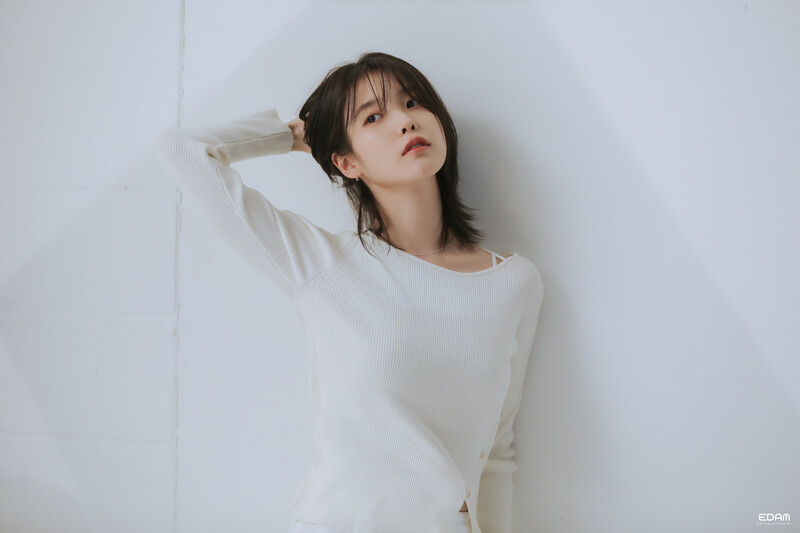 230425 EDAM Naver Post - IU - The Big Issue Photoshoot Behind documents 8