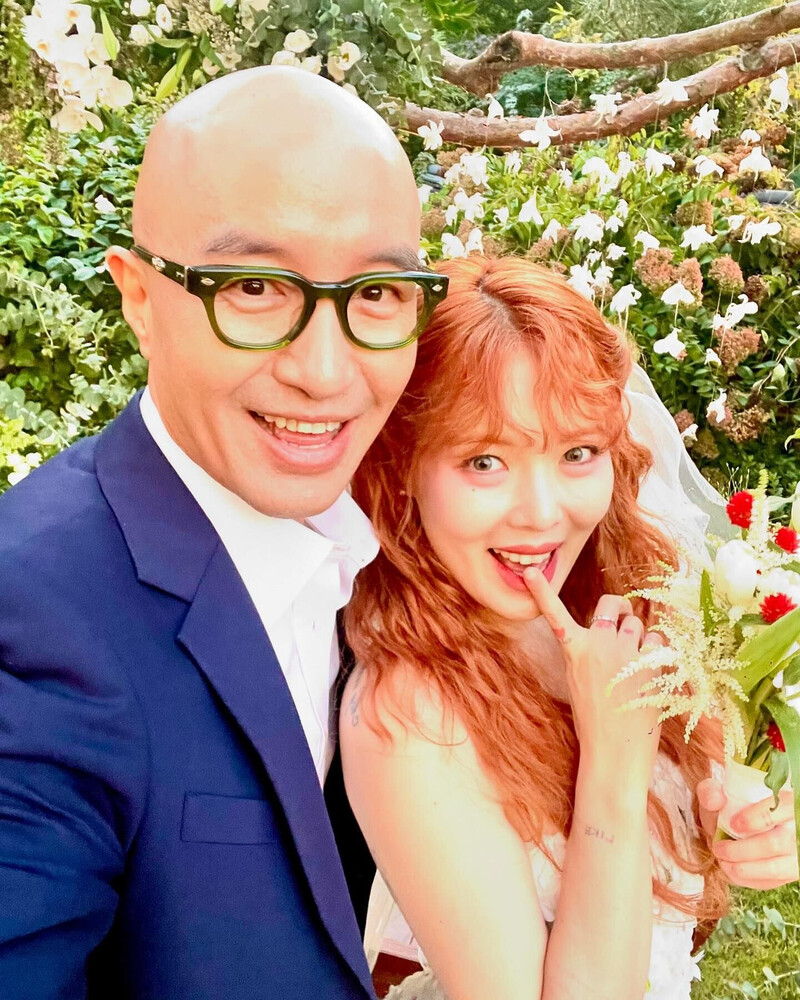 241011 Tony Hong Instagram update w/ Hyuna and Junhyung documents 2