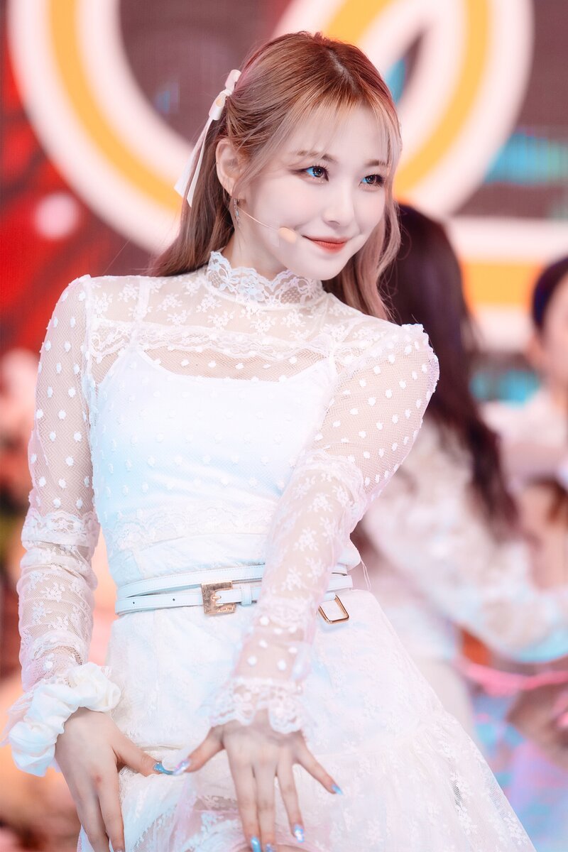 220123 fromis_9 Jiheon - 'DM' at Inkigayo documents 18