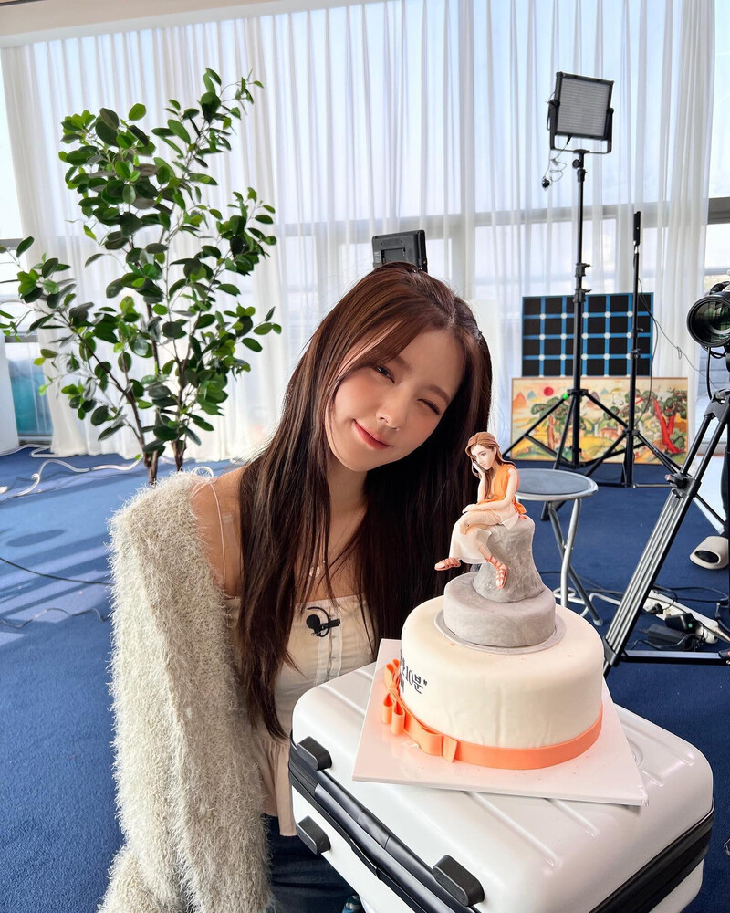 220305 (G)I-DLE Miyeon Instagram Update documents 4