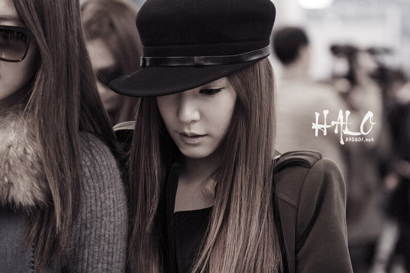 121109 Girls' Generation Tiffany at Gimpo & Incheon Airports documents 3