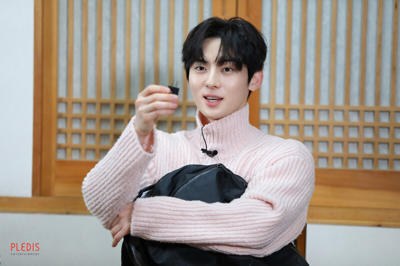 230504 Hwang Minhyun Weverse Update -‘What’s in My Bag’ Photo Sketch documents 3