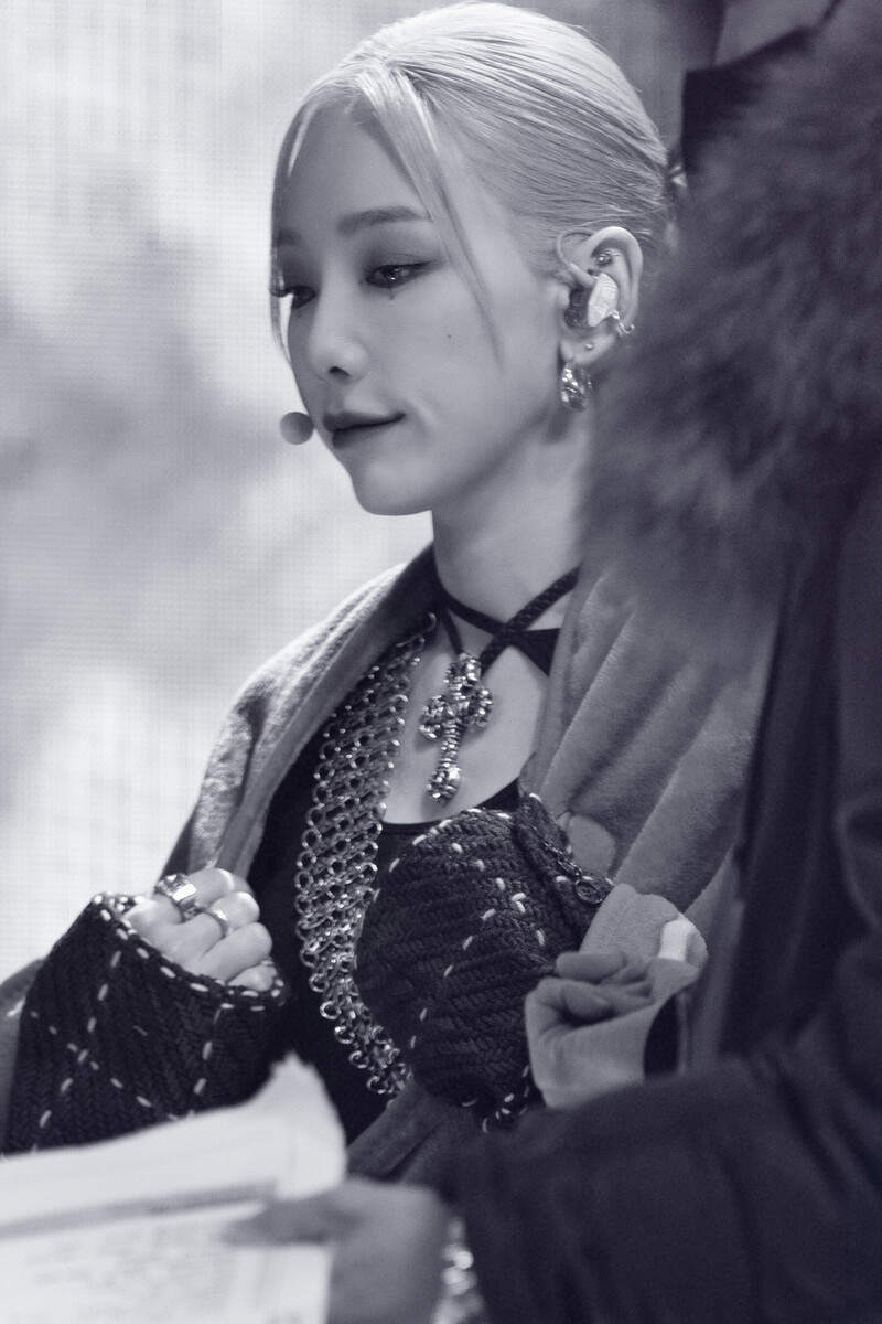 220220 Taeyeon - 'INVU' at Inkigayo documents 11