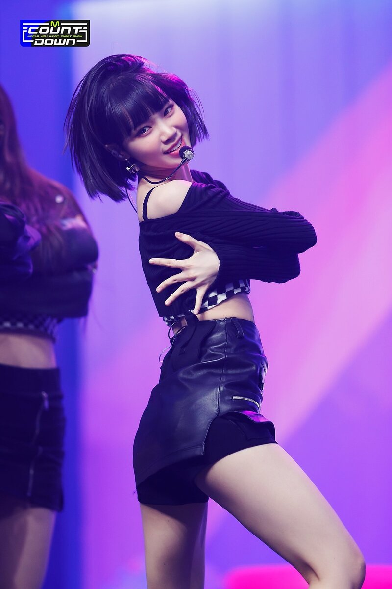220505 LE SSERAFIM's Chaewon - 'Fearless' and 'Blue Flame' at M Countdown documents 6