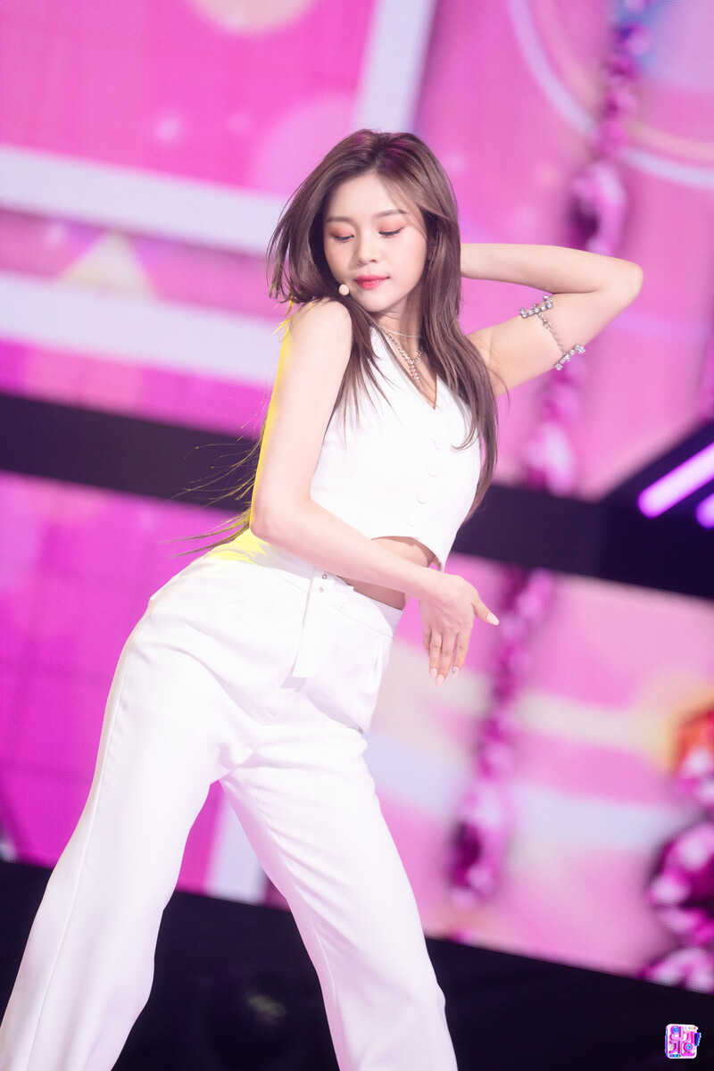 230212 VIVIZ Umji 'PULL UP' at Inkigayo documents 6