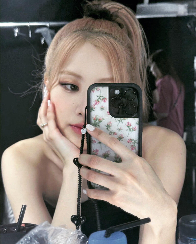 230602 - ROSÉ Instagram Update documents 1