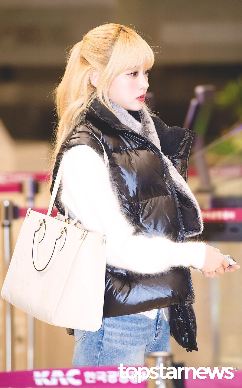 231201 LE SSERAFIM Eunchae at Gimpo International Airport documents 3