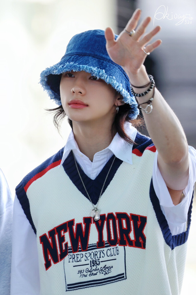 240731 StrayKids Hyunjin at Incheon International Airport documents 1