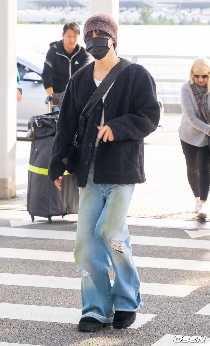 241025 Taemin at Incheon International Airport documents 3