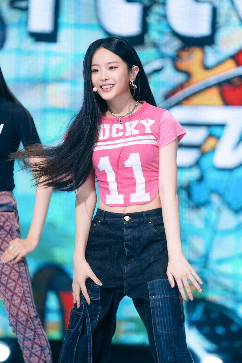 220807 NewJeans Hanni 'Attention' at Inkigayo documents 12