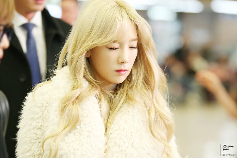 151127 Girls' Generation Taeyeon at Gimhae & Gimpo Airport documents 5