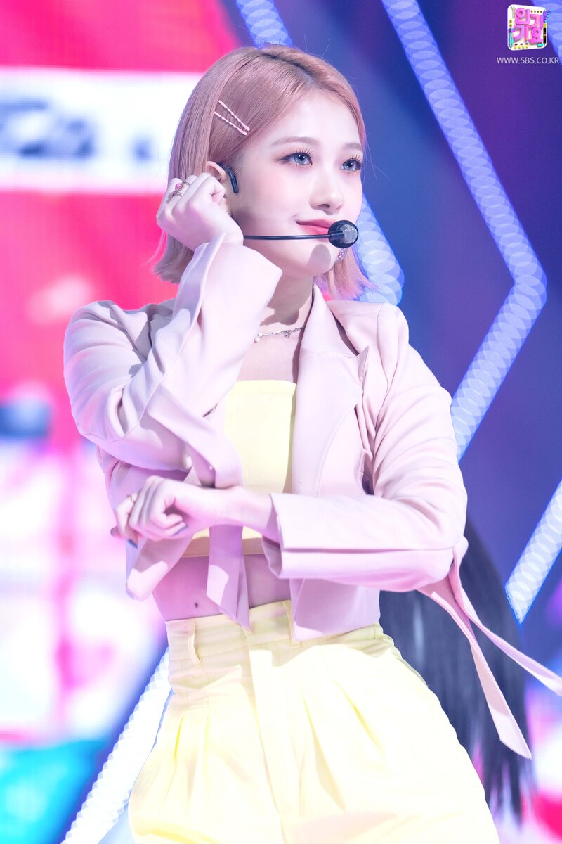 210912 fromis_9 'Talk & Talk' at Inkigayo documents 19