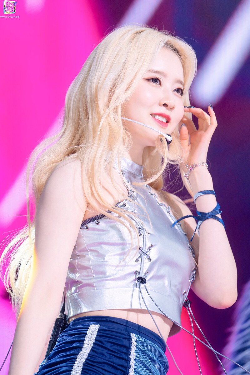 220306 STAYC Sieun - 'RUN2U' at Inkigayo documents 23