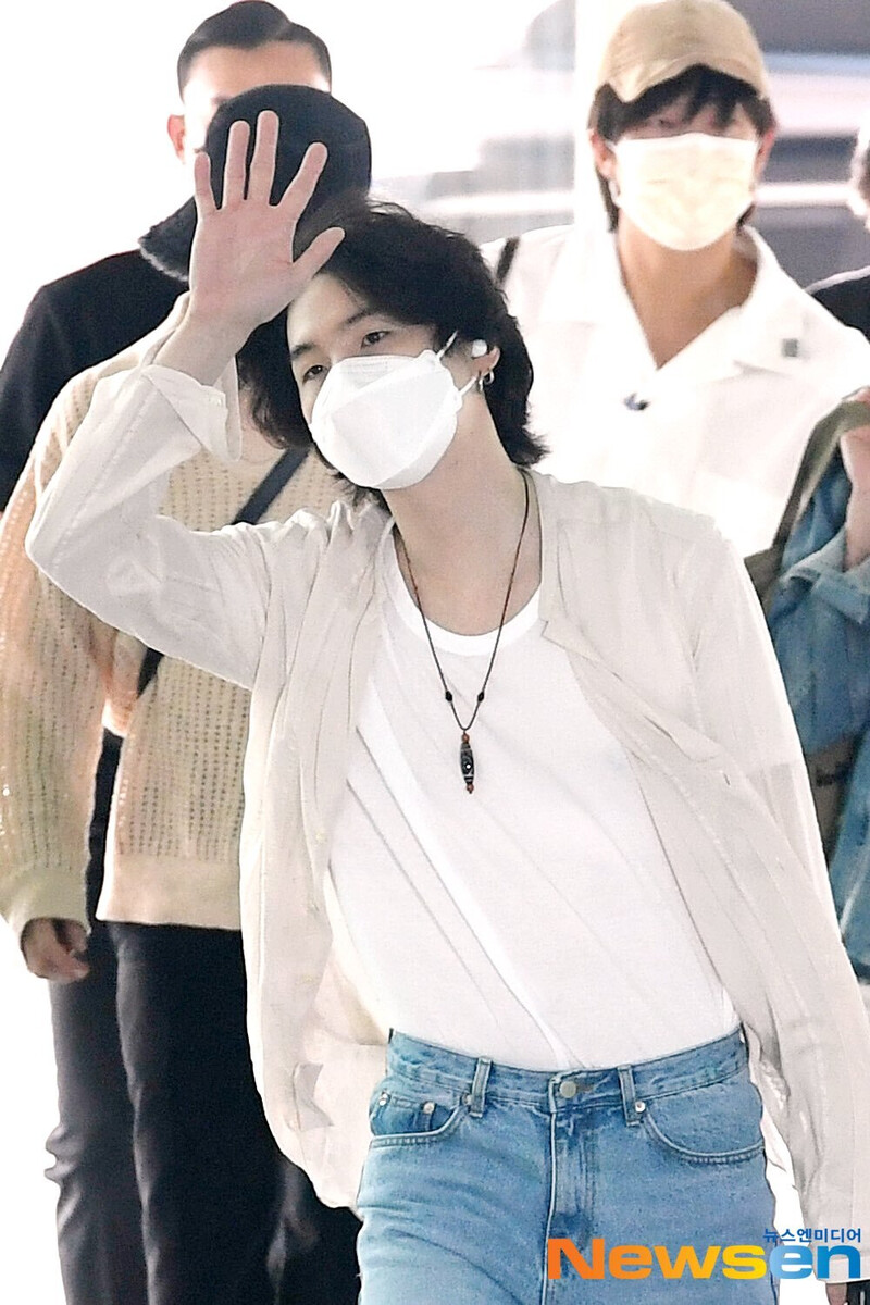 220529 BTS at Incheon International Airport documents 6