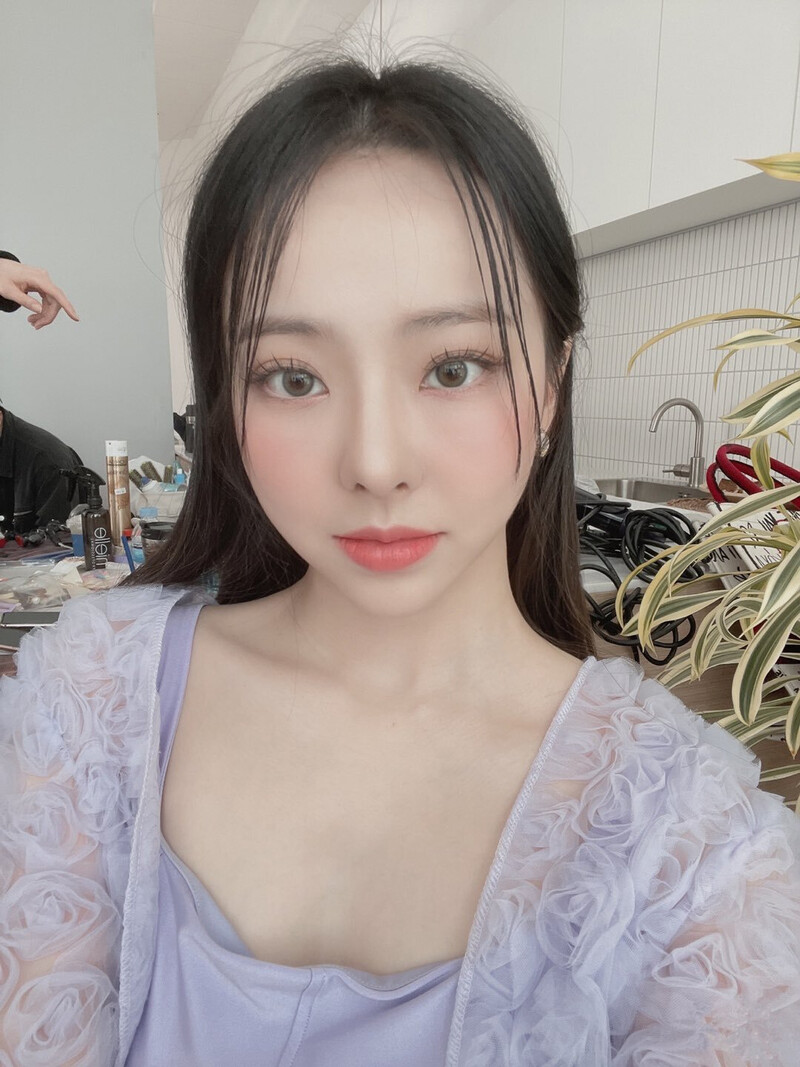 220613 LOONA Twitter Update - Vivi documents 2