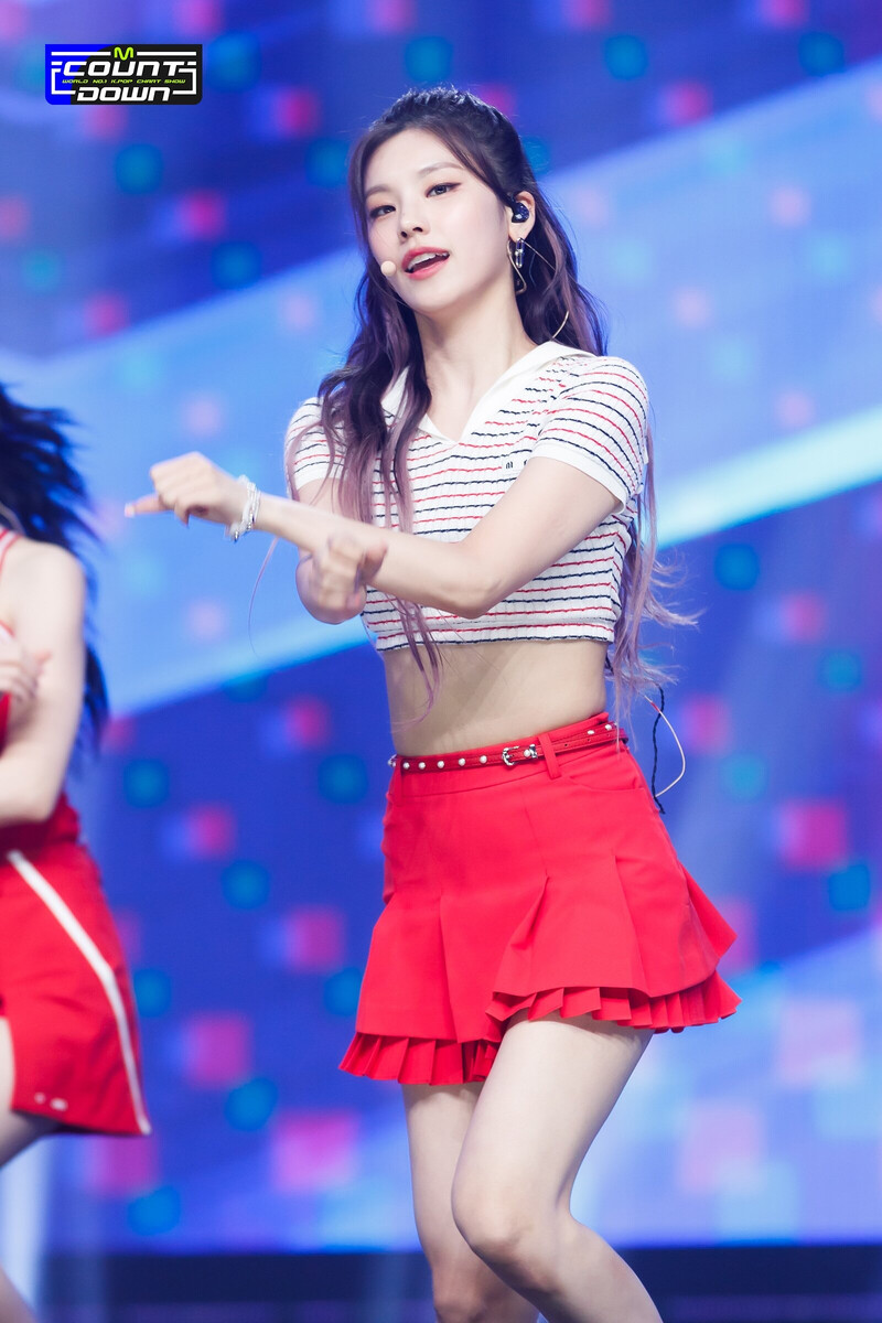 220728 ITZY Yeji - 'SNEAKERS' at M Countdown documents 13