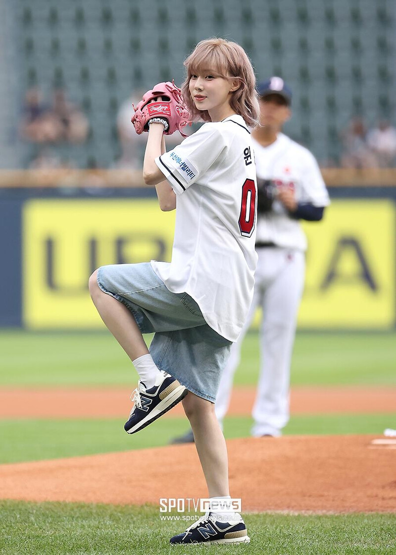 240725 - WINTER Throws the First Pitch for Doosan Bears at Jamsil Baseball Stadium documents 8