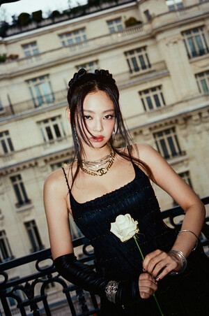 2403010 oddatelier TWITTER UPDATE WITH  JENNIE x Paris Fashion Week