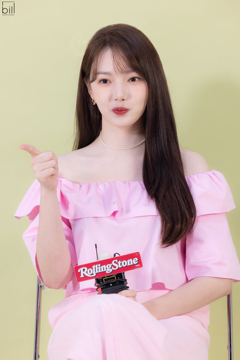 230718 Bill Entertainment Naver Post - Yerin for 'Rolling Stone Korea' behind documents 17