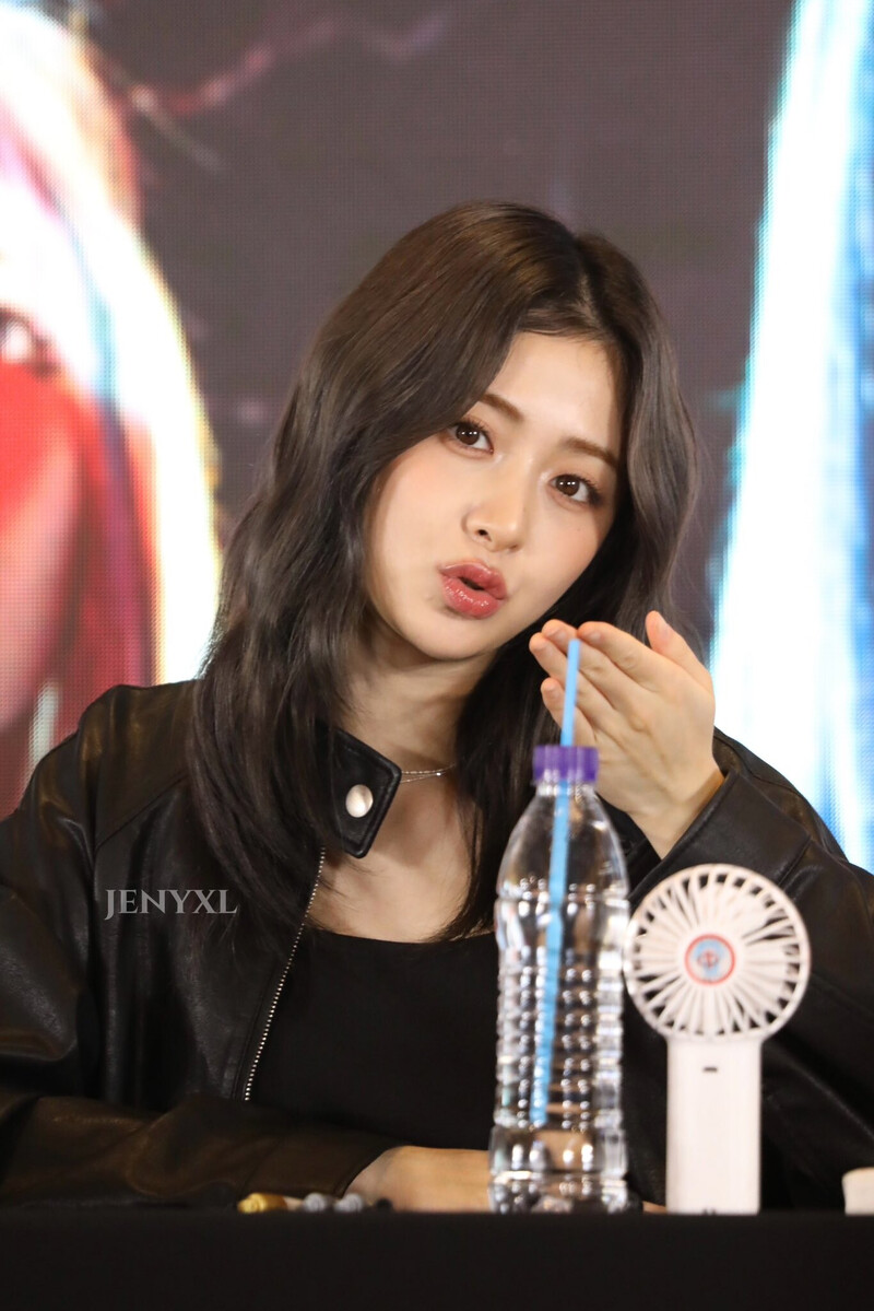 241026 LE SSERAFIM Yunjin - Yizhiyu Fansign Event documents 8