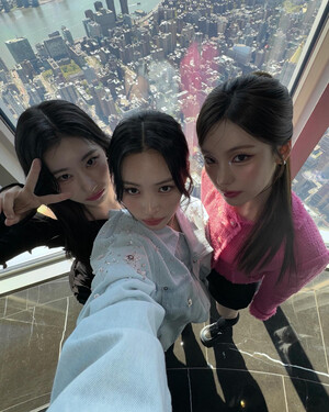 240423 - CHAERYEONG Instagram Update with YEJI n RYUJIN