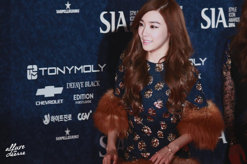 141028 Girls' Generation Tiffany at Style Icon Awards documents 1