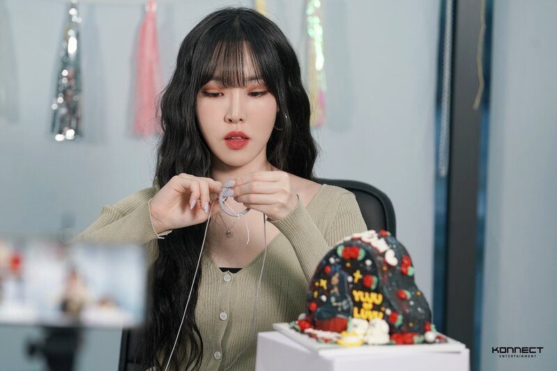 220511 Konnect Entertainment - Yuju at 100th Day Celebration Behind the Scenes documents 7