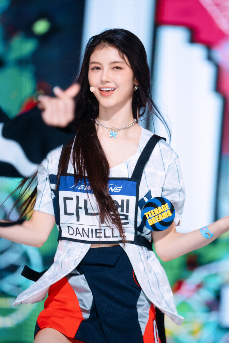 220807 NewJeans Danielle 'Attention' at Inkigayo documents 17