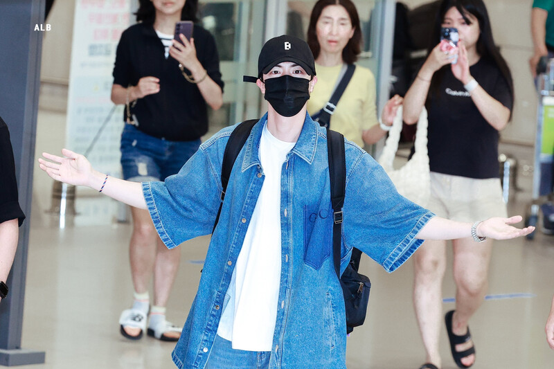 240716 BTS JIn at Incheon International Airport documents 1