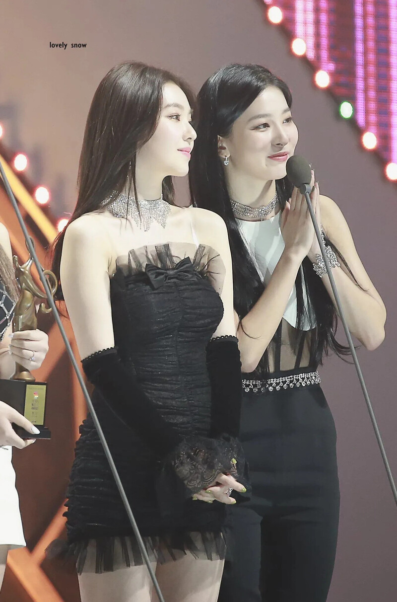 200130 Red Velvet Irene at Seoul Music Awards Red Carpet documents 12