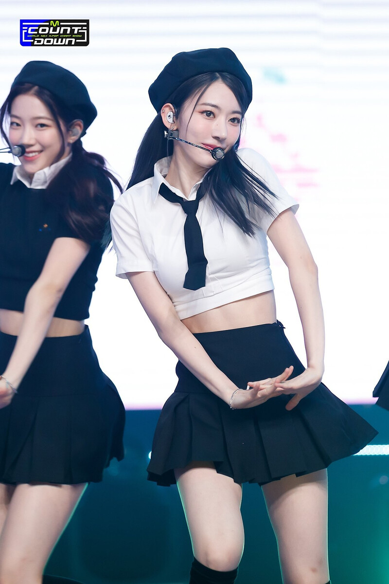 220505 LE SSERAFIM's Sakura - 'Fearless' and 'Bue Flame' at M Countdown documents 14