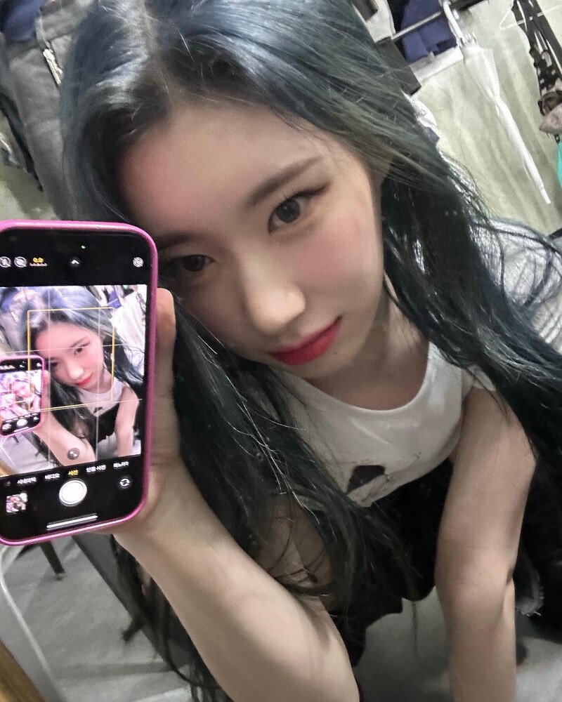 230426 - ITZY Chaeryeong Instagram Update documents 6