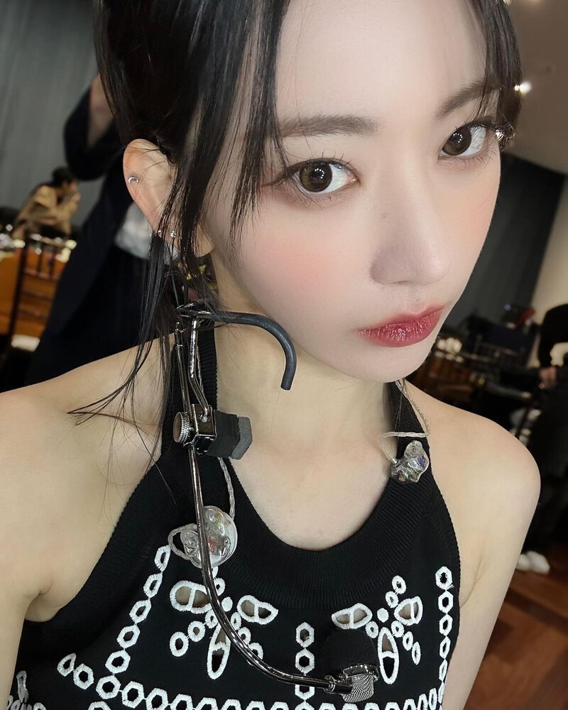 230430 LE SSERAFIM Sakura Instagram Update documents 11